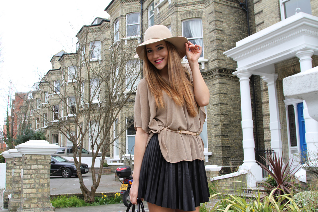 parisian style, fashion ootd, outfit, amazing, outfit with a hat, skirt, valentino shoes
