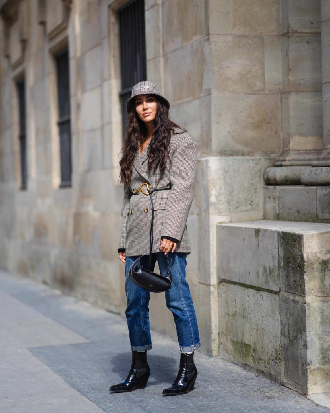 Street Style: Bucket Hat Outfit in 2023  Outfits with hats, Bucket hat  outfit, Hat fashion