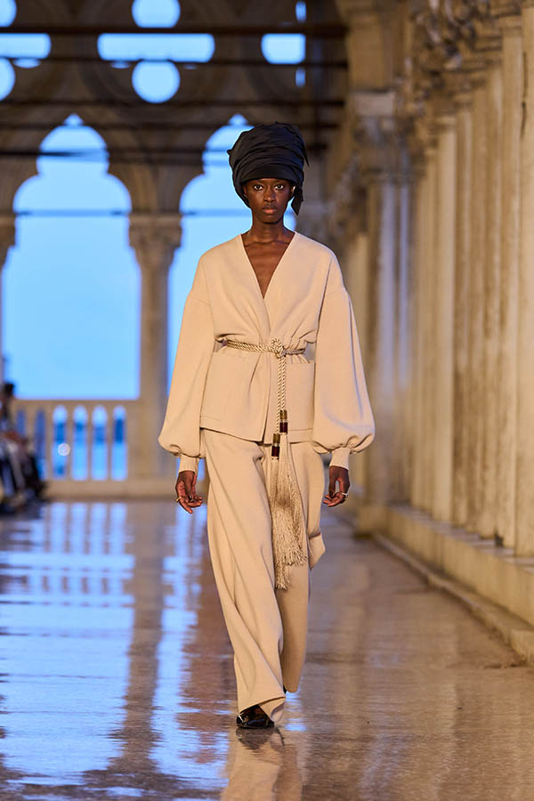 Max Mara Cruise 2025 Review – Glam & Glitter